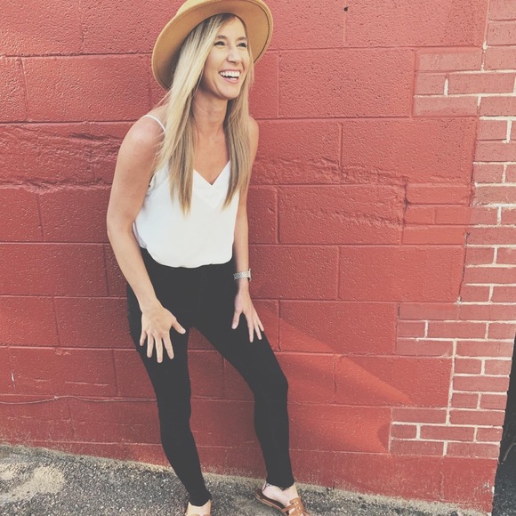 Meet your Posher, Amanda - Picture 2 of 2